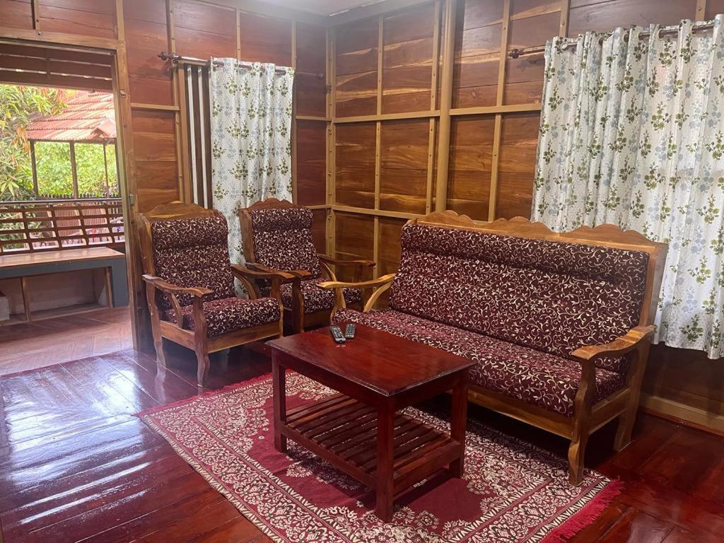 Mundromocktail Tourist Home Sasthamcotta エクステリア 写真